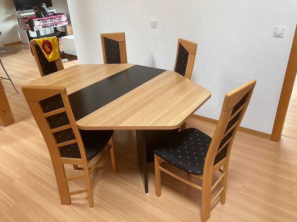 Tavoli: Holztisch mit 6 Stühlen – Usato da Savognin venduto da IsabelF03 1