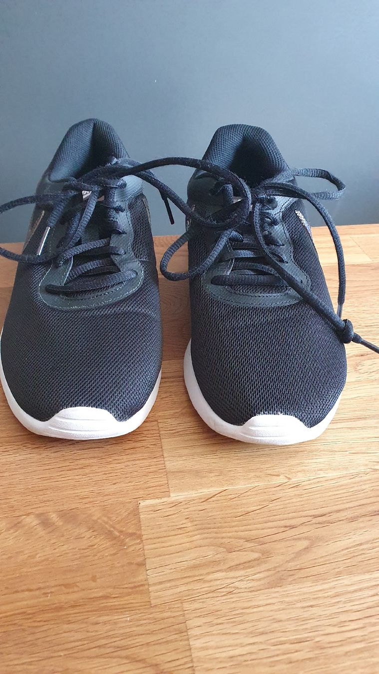 Nike Damenschuhe: Nike Turnschuhe schwarz Grösse 41 Top – Gebraucht aus Laufenburg von megane1959