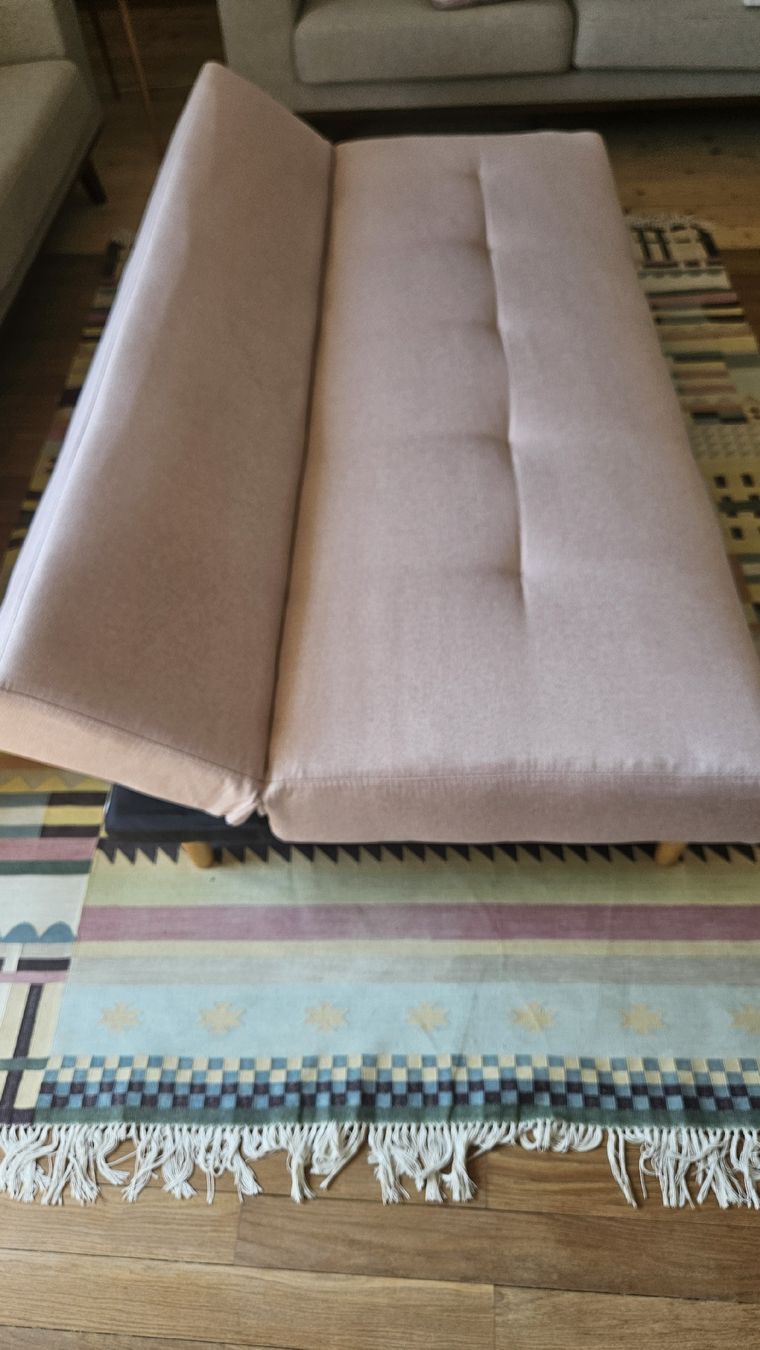 Divani: Schlafsofa rosa Stoff gut erhalten 3-Sitzer – Usato da Wädenswil venduto da doobe 6