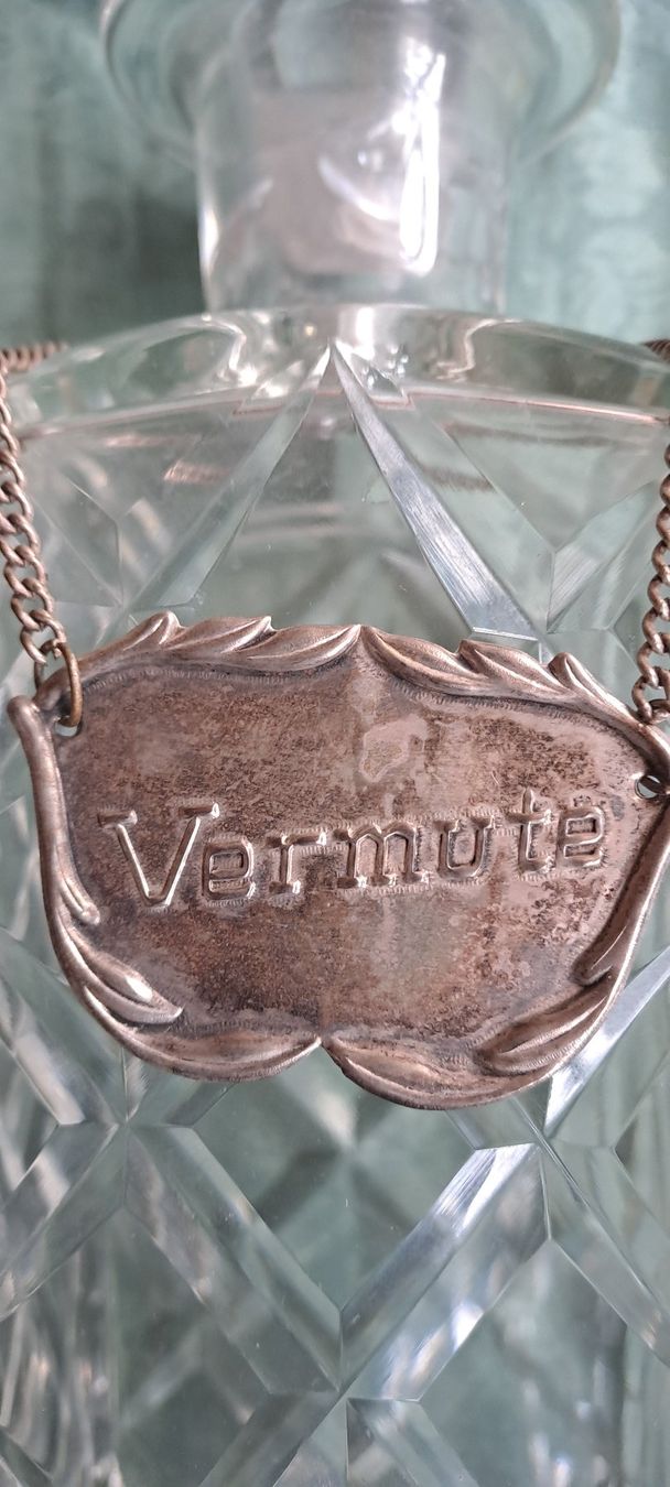 Caraffe: Grosse Kristallkaraffe mit Vermouth-Schild – Usato da Trogen venduto da Limboo 1