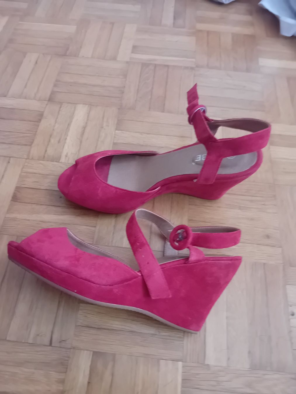 Scarpe da donna: Wildledersandale, rot Gr. 41 – Usato da Allschwil venduto da Beautyskin