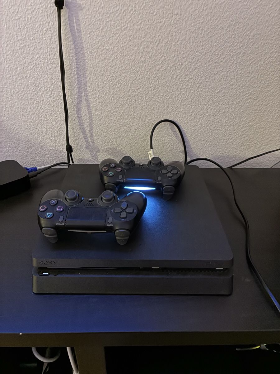 Sony Consoles: Playstation 4 Slim mit 3 Spielen und 2 Controller – D'occasion à Luzern par sam_zc9t 1
