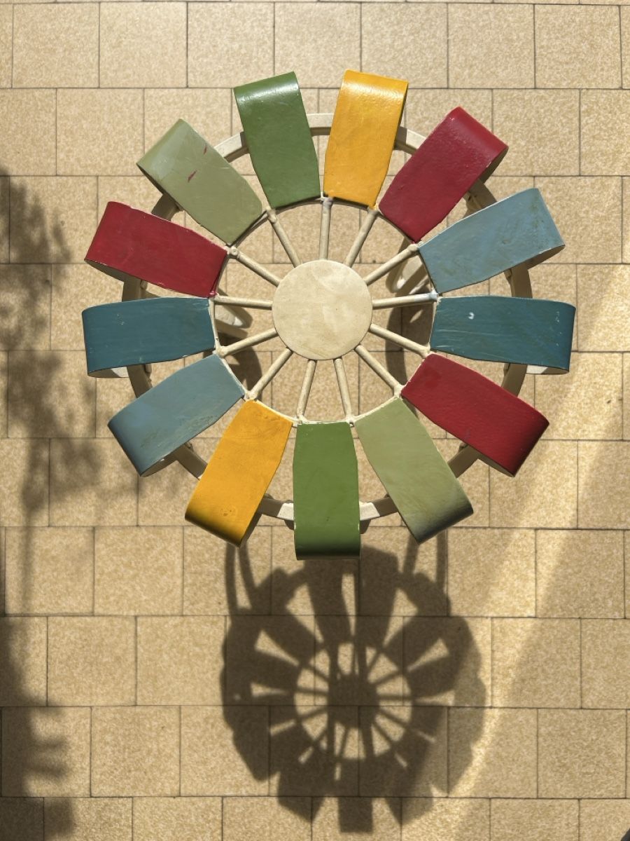 Hocker: Fröhlich farbiger vintage Stahlhocker / Blumentischchen – Gebraucht aus Zürich von ann_9fv5 1