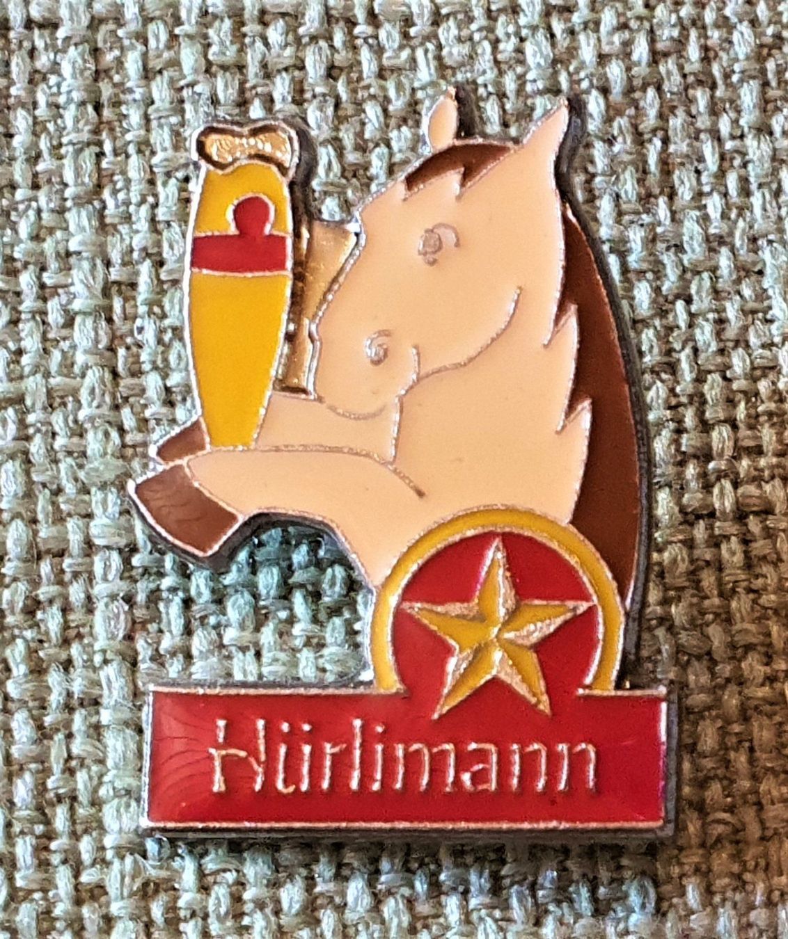 Placchette & Badge: J975 Pin Hürlimann Bier Pferd – Usato da Reinach BL venduto da Boston-Verkauf