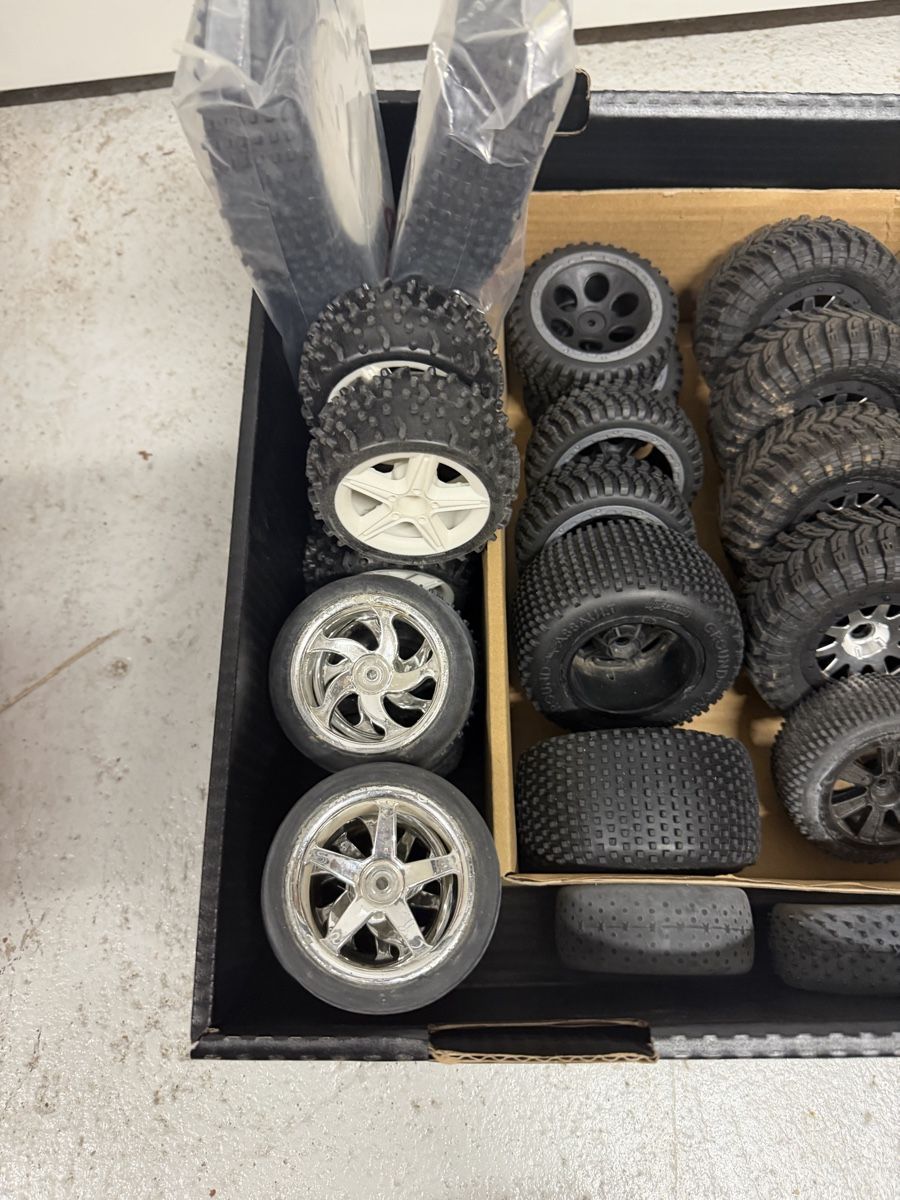 Modellismo RC: RC Autos reifen  – Usato da Wangen an der Aare venduto da Flo_kaufm 3