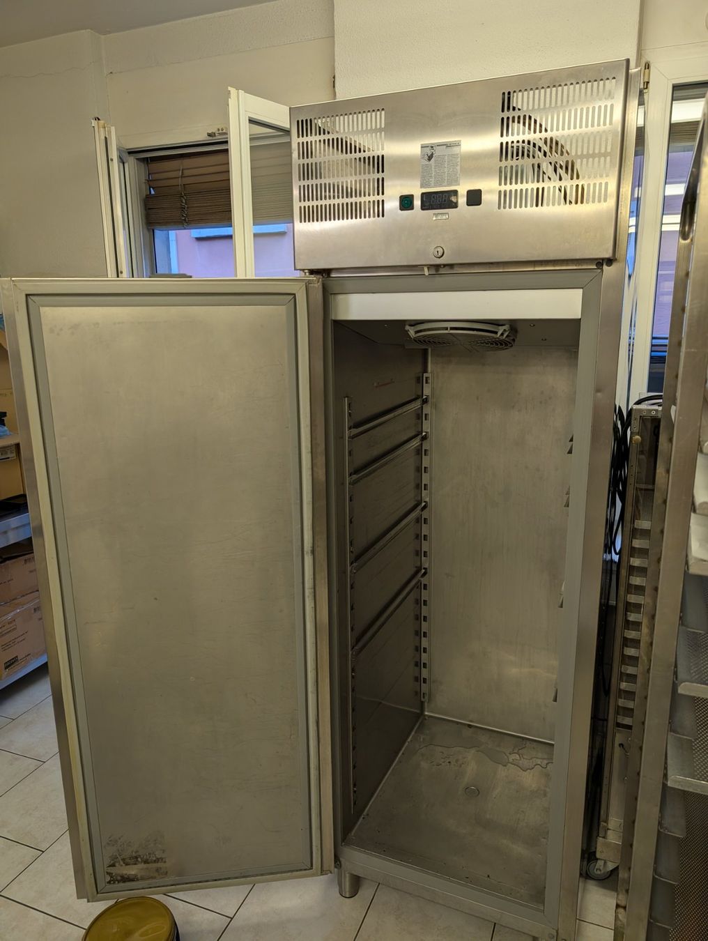 Congelatori: Gefrierschrank Edelstahl Gastro – Usato da Bassersdorf venduto da roman 2