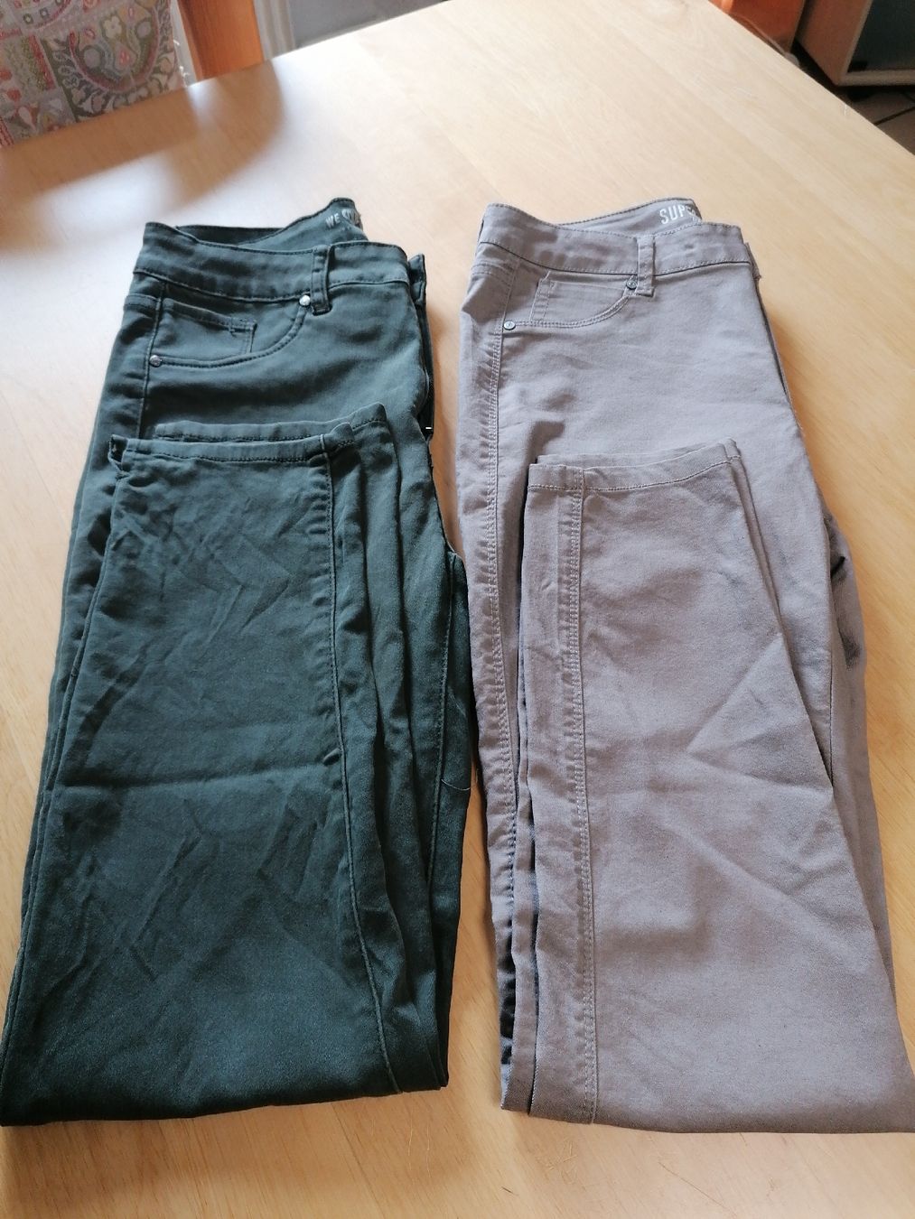 Pantaloni: Lot de 2 pantalons, taille M – Usato da Vicques venduto da Dauphine