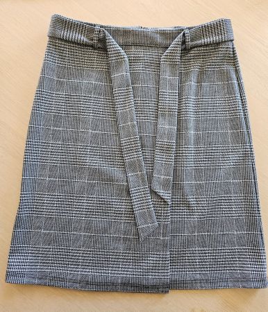 Rock mit Wickeloptik, Gr. 40, Karomuster schwarz-grau