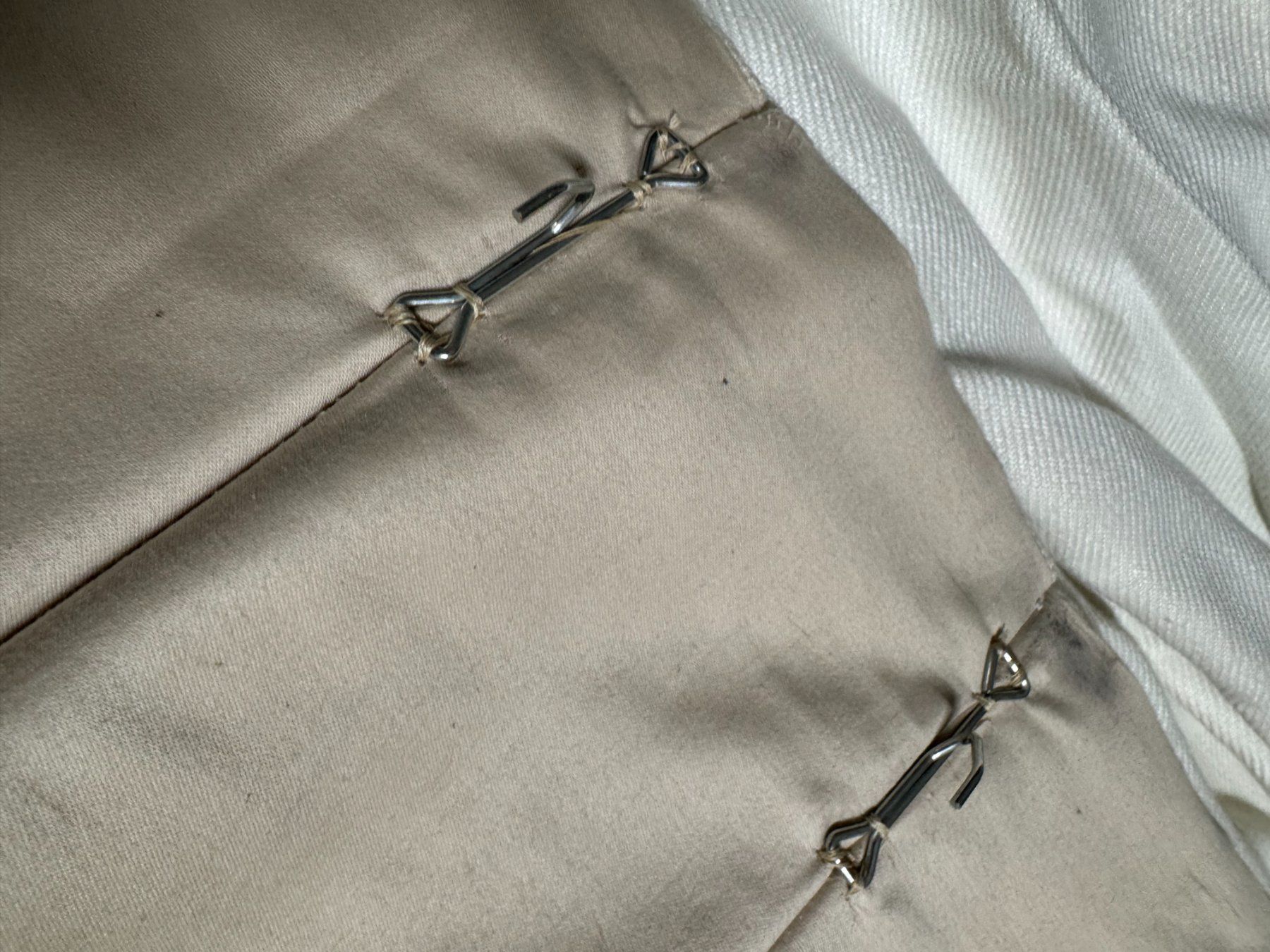 Tende: elegant off-white pleated curtain panel – Usato da Oeschseite venduto da -Luxury-On-Line- 4