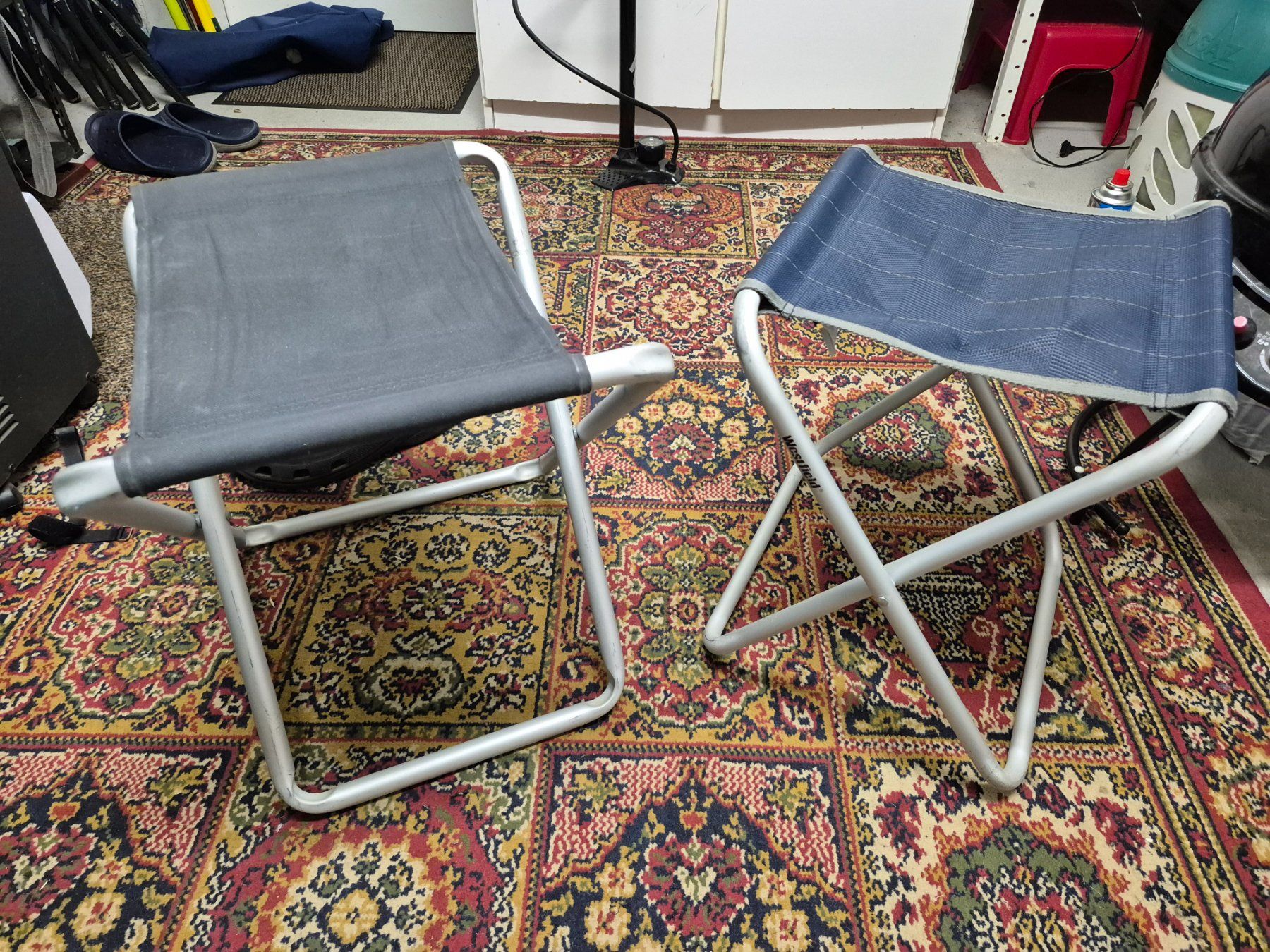 Hocker: 2 Klapp-Hocker mit Tablar – Gebraucht aus Kloten von Meierjos1