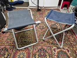 2 Klapp-Hocker mit Tablar