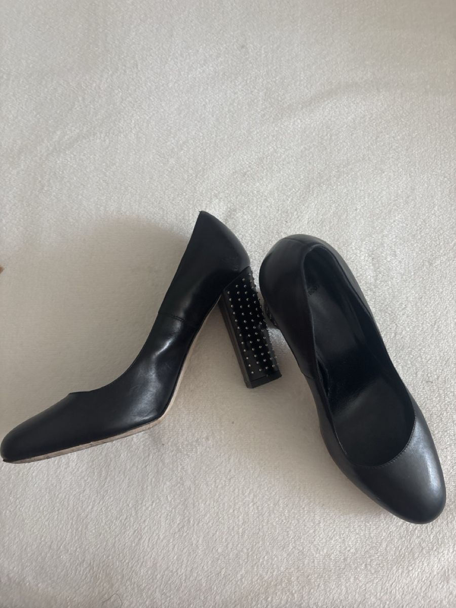 Navyboot Damenschuhe: Navyboot schwarze Leder Pumps, Gr. 38, Absatz mit Nieten – Gebraucht aus Feusisberg von LadyLook 3