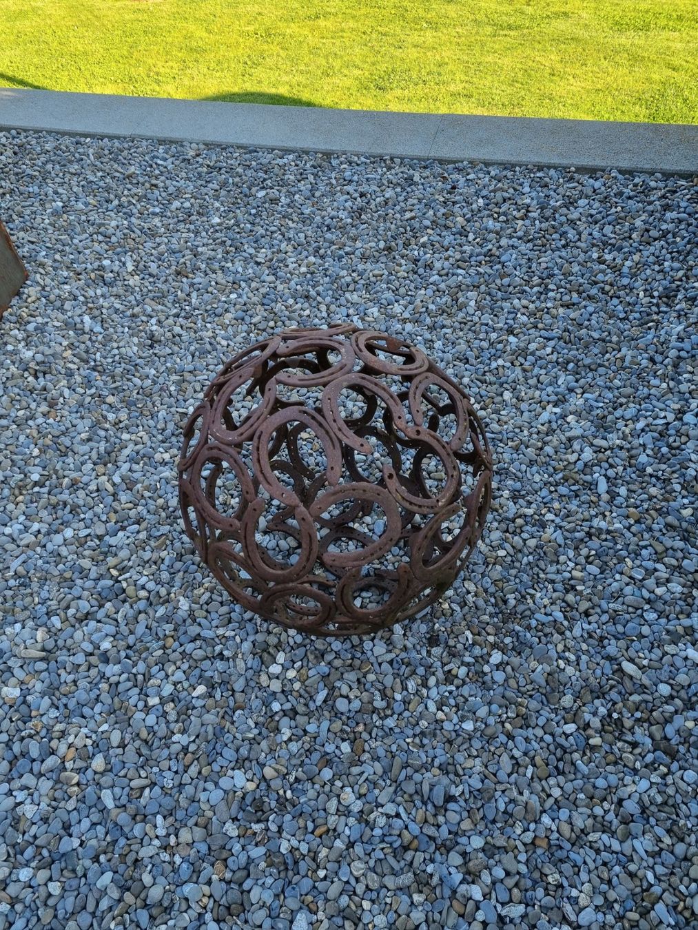Skulpturen & Statuen: Hufeisenkugel Ø 50 cm – Neu (gemäss Beschreibung) aus sins von villiger1964 1