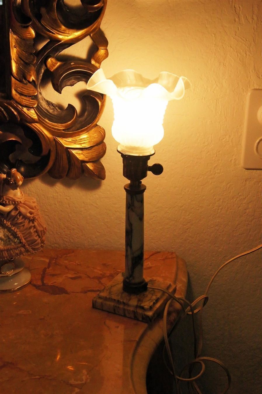 Lampen: Antike Lampe mit Marmorfuss & Cloche – Gebraucht aus Geroldswil von ARTEFACTO