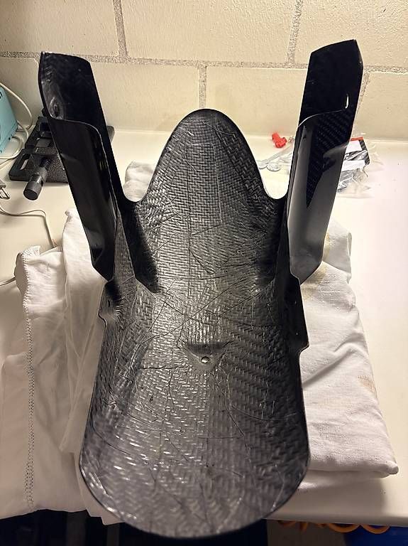 Tutti pezzi di ricambio auto: Carbon-Kotflügel vorne – Usato da Hinwil venduto da YoloSwaggot 2