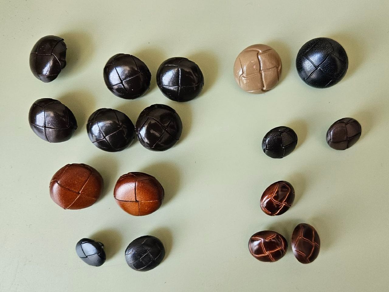 Bottoni: lot 17 boutons – Usato da Carouge GE venduto da Lea000