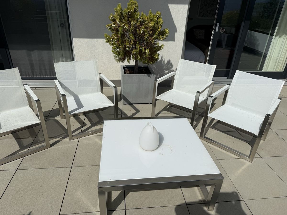 Royal Botania Set di tavolo e panche: Outdoor Royal Botania coffe table set – Usato da Genolier venduto da fan_6jww 1