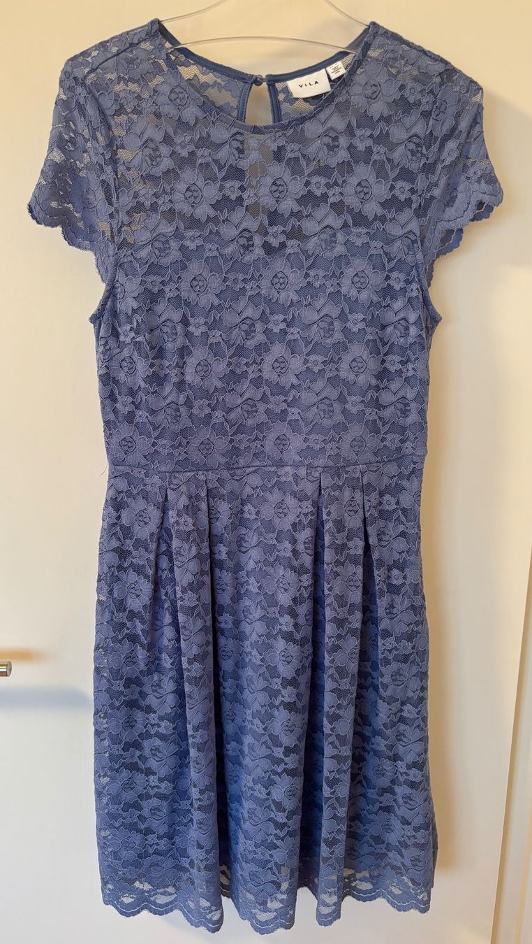 Vila Vestiti: Spitzenkleid von VILA – Nuovo (secondo la descrizione) da Zürich venduto da Tzhkely24
