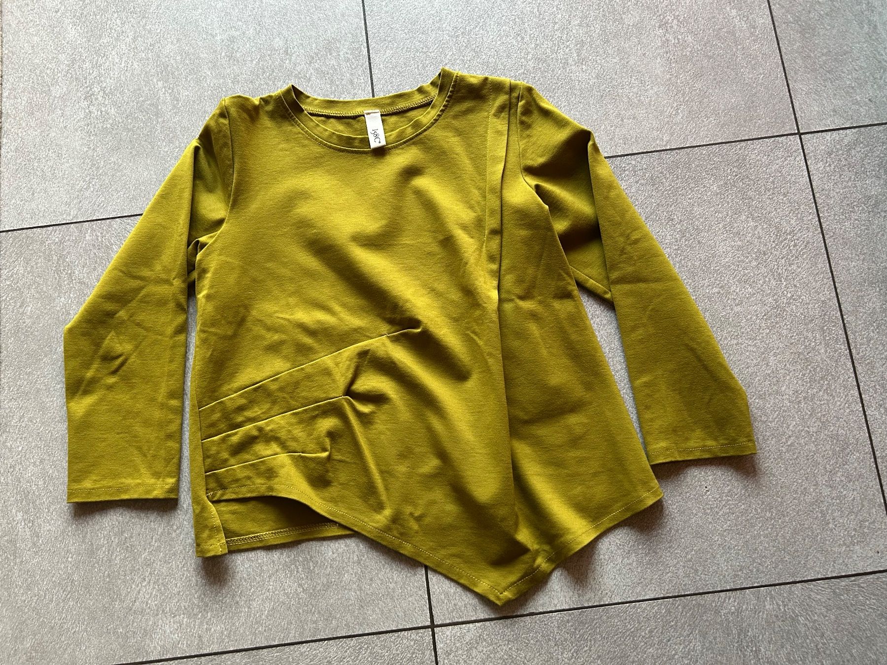 Camicette: Bluse von 158c, asymmetrisch, vert olive Grösse M – Nuovo (secondo la descrizione) da Arbedo venduto da nadia1973