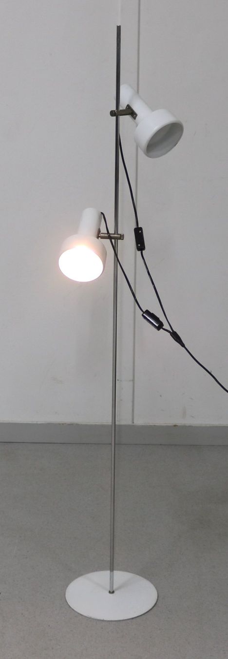 Lampade: Weisse Stehlampe mit zwei Spots – Usato da Volketswil venduto da brockipfannenstil 4