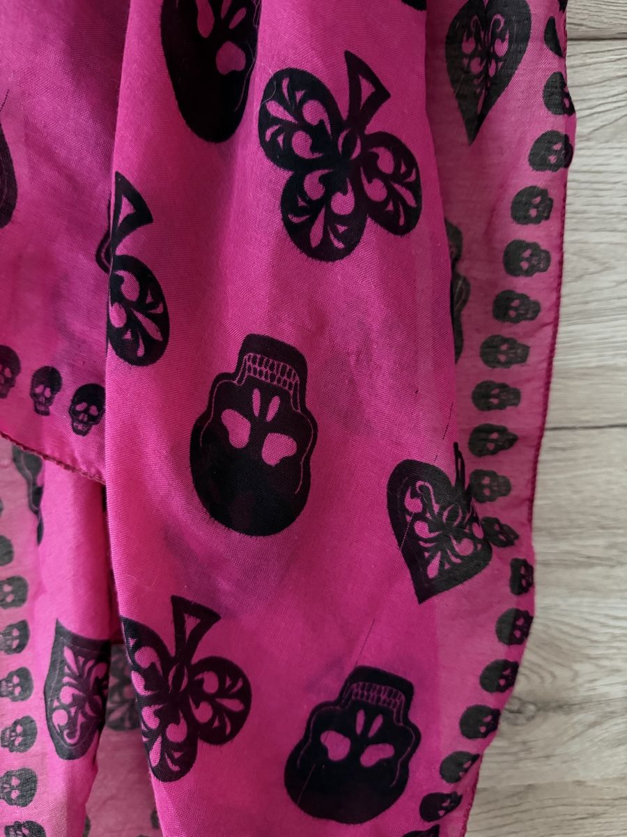 Foulard & Sciarpe: Pinker Schal mit Totenkopf Muster – Usato da Au ZH venduto da FMRF 1