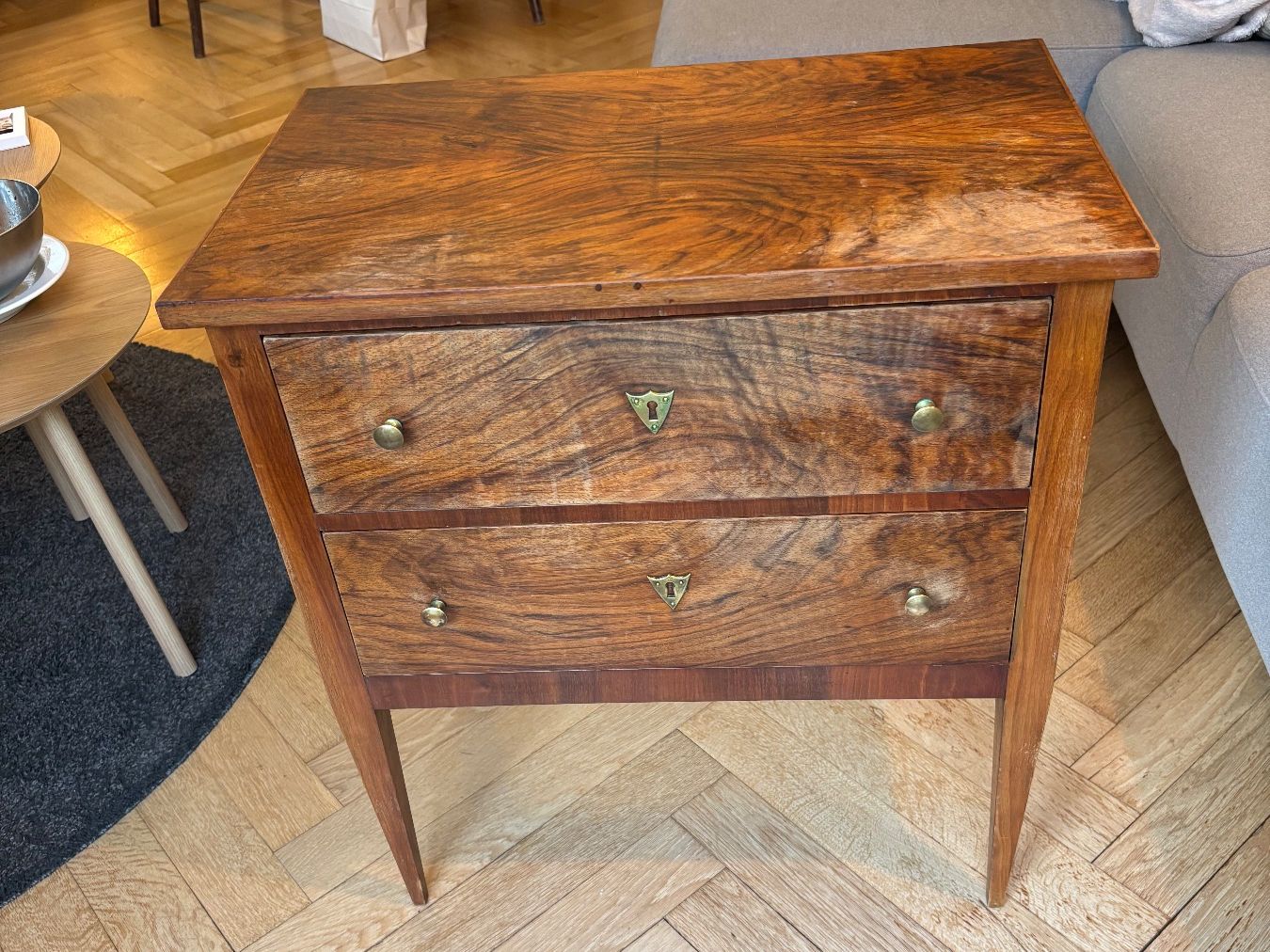 Commodes: Antike Biedermeier Kommode, Nussbaumholz – D'occasion à Bern par geb_hyp6 1