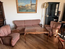 Sofa, 2 Sessel und Couchtisch Nussbaum mit Intarsien