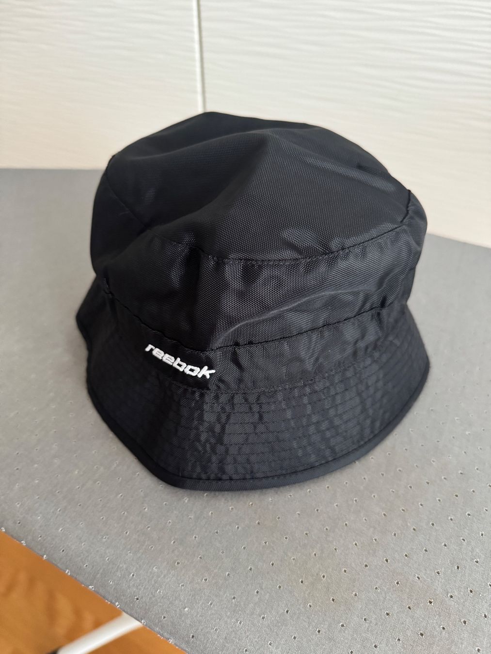 Reebok Copricapi, berretti & cappellini: Reebok Damen Regenschutz – Usato da Wetzikon ZH venduto da hypebeast