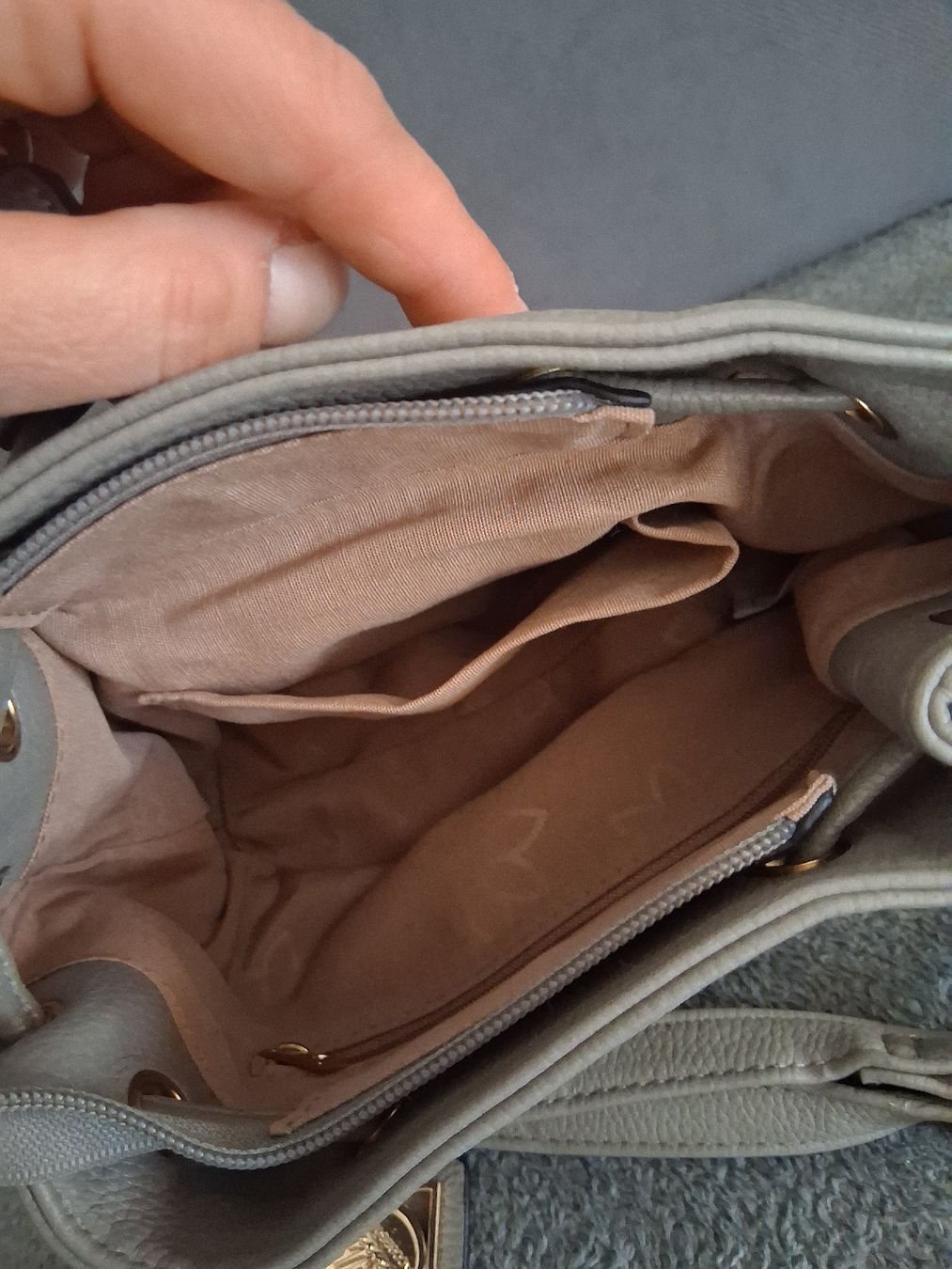 Borse da donna: Kleine graue Handtasche/Umhängetasche – Usato da Wolfenschiessen venduto da Ylvi21 3