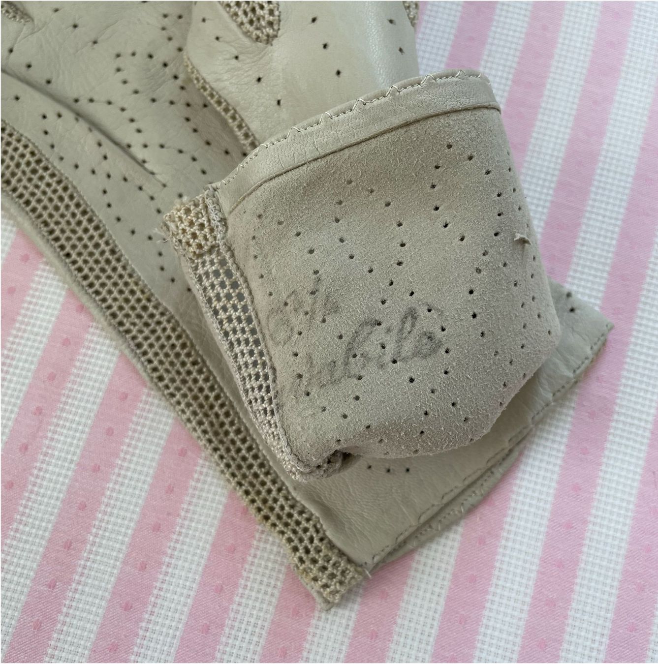 Guanti & manicotti: Handschuhe hellbeige Leder 7.5 mit Löchlimuster VINTAGE 60s – Usato da Brüttisellen venduto da Buxus 3