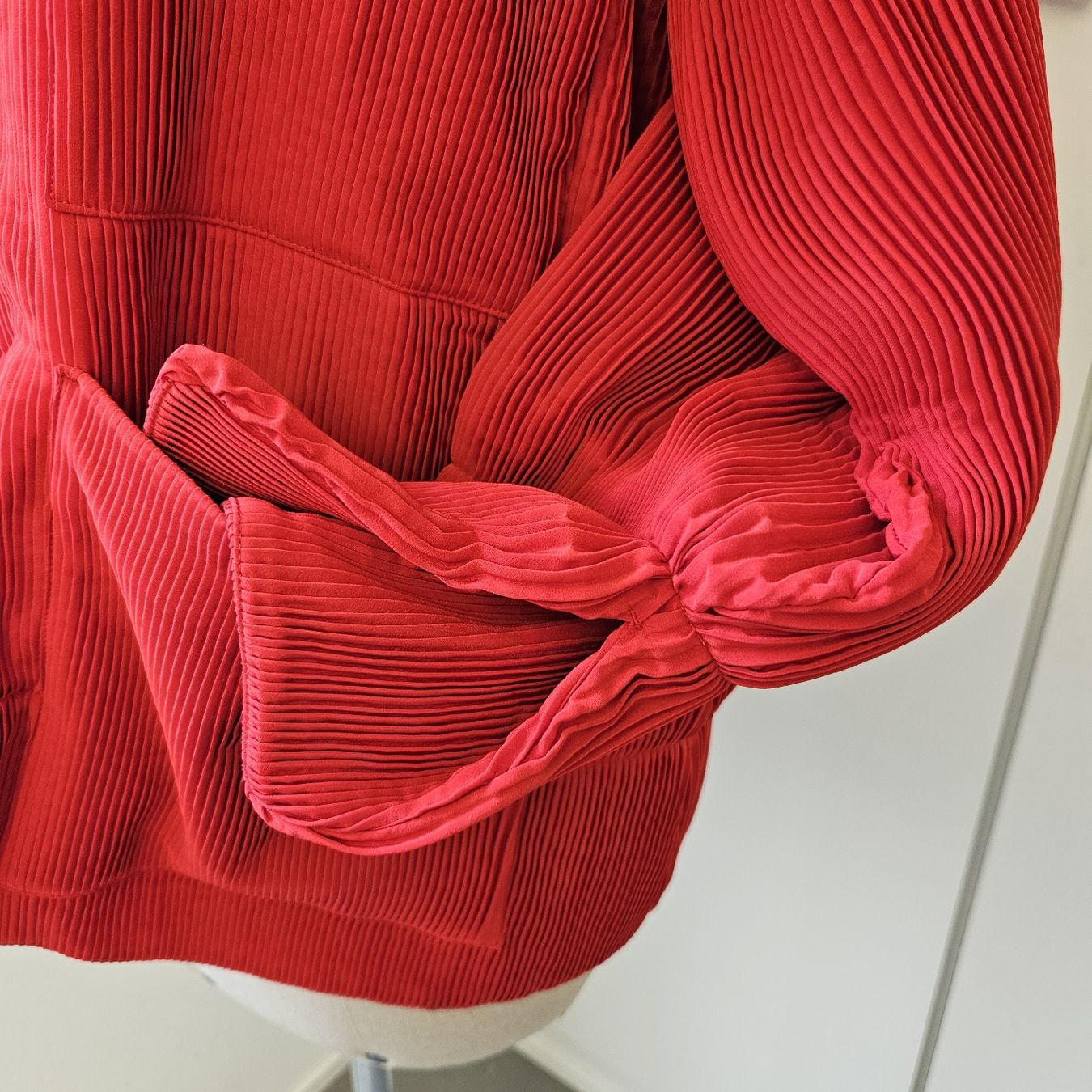 Giacche: rote plissierte jacke, christa de carouge – Usato da zürich venduto da couture 2