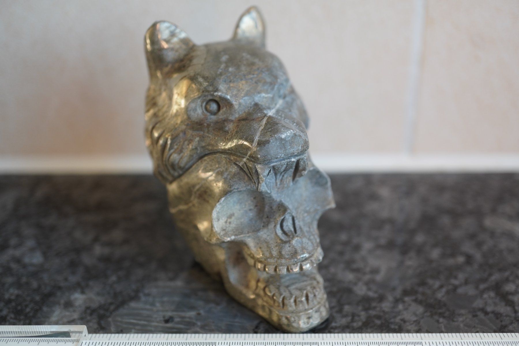 Minerali & Pietre curative: Pyrit Wolf  Skull   70mm x 45mm    TOPSTONE Detailliert – Nuovo e nell'imballaggio originale da Eschenbach SG venduto da topstone