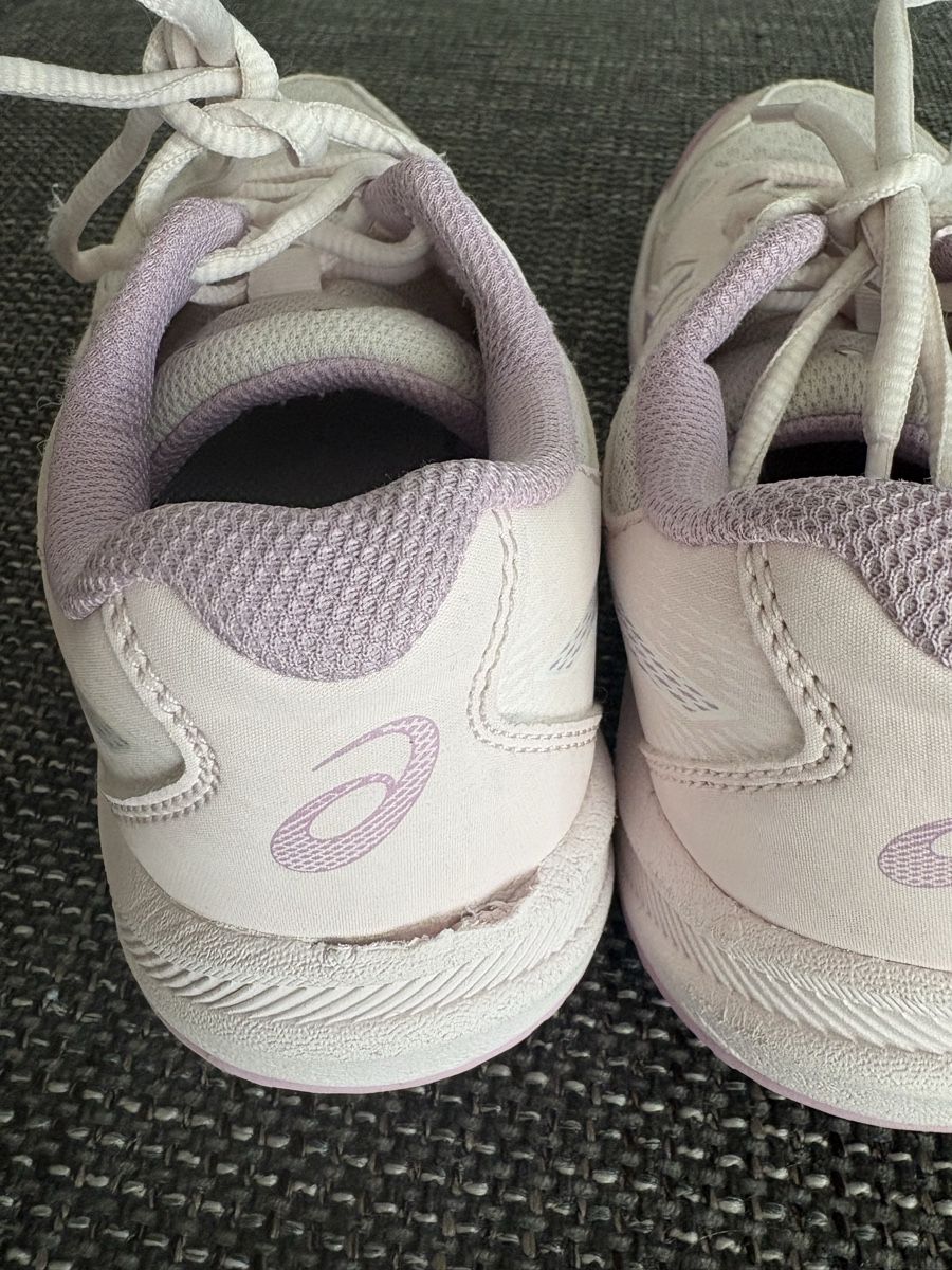 Asics Scarpe per ragazze: Asics (Hallen-)Turnschuhe Gr. 35 – Usato da Bülach venduto da Zwingol 3
