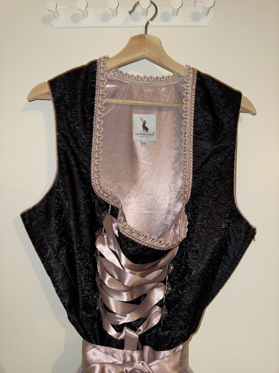 Robes: Dirndl Schwarz /Rosa – D'occasion à Buochs par anj_9fmv 1