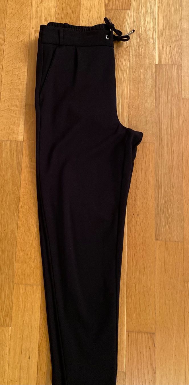Pantaloni: Schwarze Stoffhose, Grösse Medium mit Elasthbund – Nuovo (secondo la descrizione) da Illnau venduto da Sniwi67 1