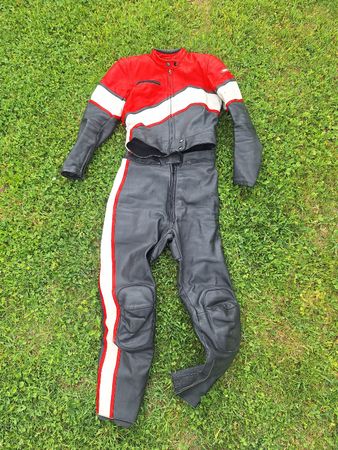 Lederkombi Motorrad Grösse 40 schwarz/rot