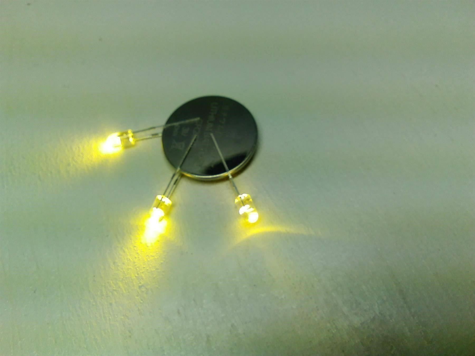 Componenti elettronici: LED warmweiss 3mm, 20 Stück – Nuovo (secondo la descrizione) da Luzern venduto da Salefactory
