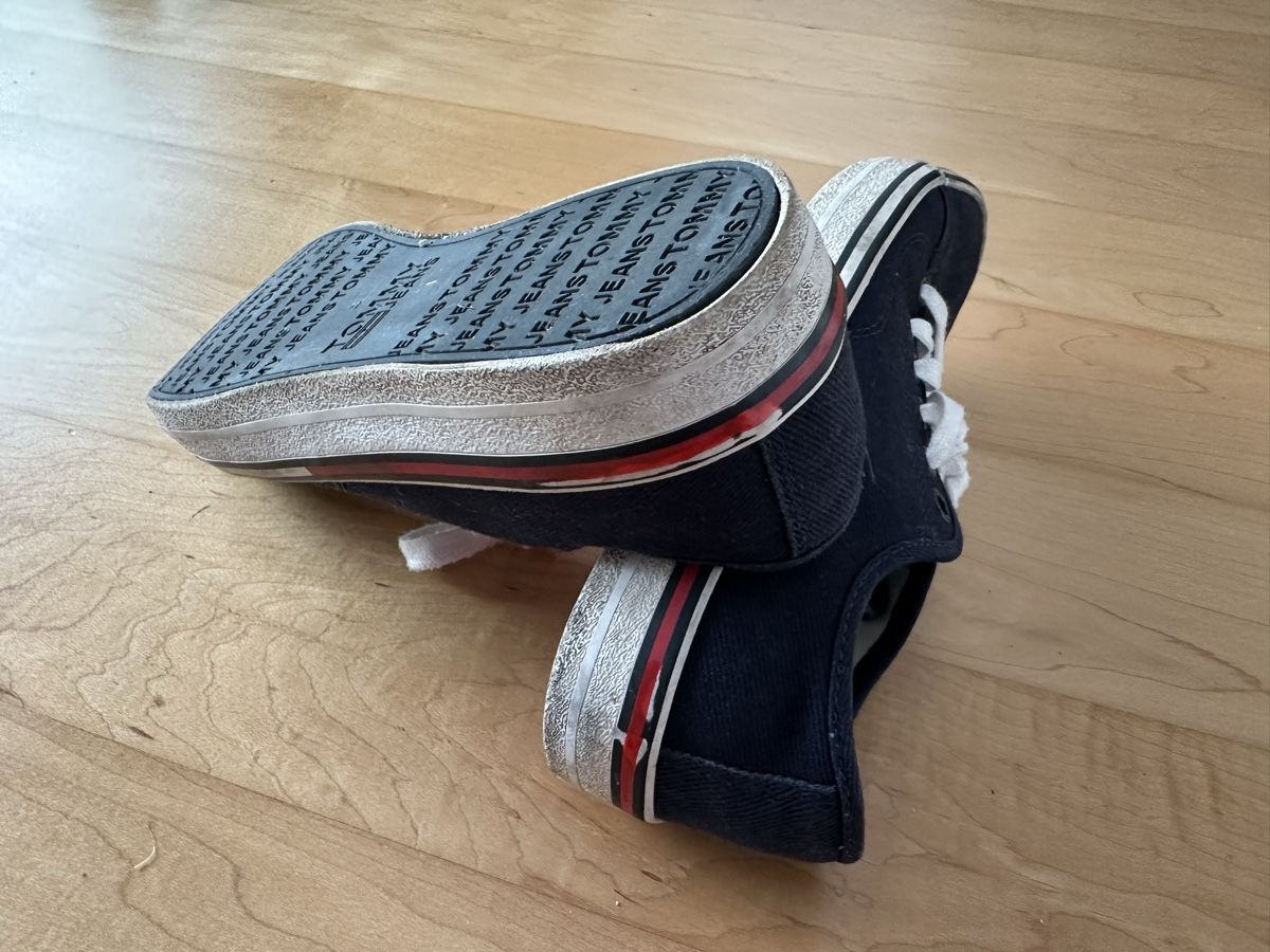 Tommy Hilfiger Scarpe da uomo: Tommy Hilfiger Jeans Essential Sneaker, Grösse 37 – Usato da Flawil venduto da savoypremium 1