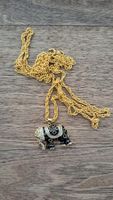 pendentif éléphant noir avec chaîne dorée