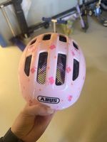 ABUS Kinder-Fahrradhelm (Pink mit Schmetterlingen & Blumen)