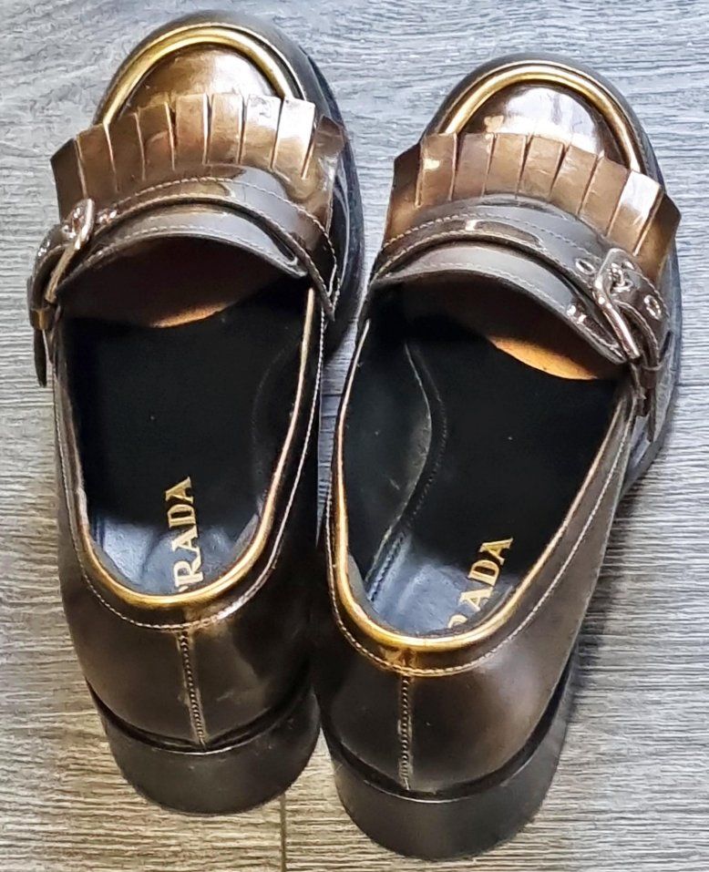 Prada Damenschuhe: Original goldige Prada-Schuhe-Loffer – Gebraucht aus Uetliburg SG von mafrey63 2