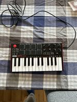 AKAI MPK Mini MIDI-Keyboard  25 Tasten mit USB-Kabel