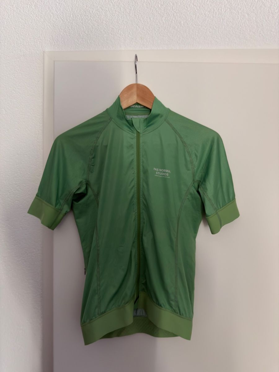 Pas Normal Studios Leibchen & Hosen: Pas Normal Studios Mechanism Jersey (M) – Gebraucht aus Basel von Sharki_