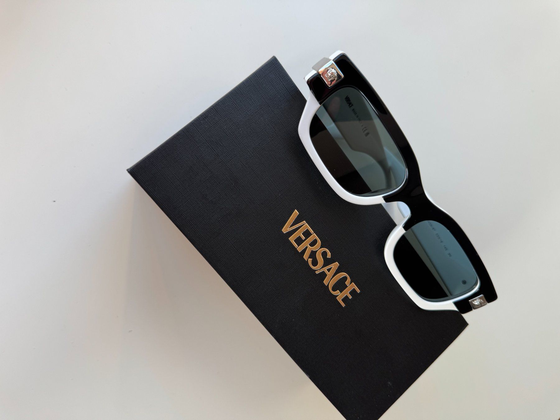 Versace Brillen & Gläser: Versace Sonnenbrille schwarz/weiss + Originalbox – Neu und originalverpackt aus Zürich von carmen_kandey_Insta 1
