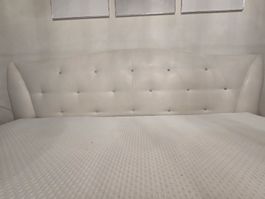 Doppelbett mit Ziersteinen