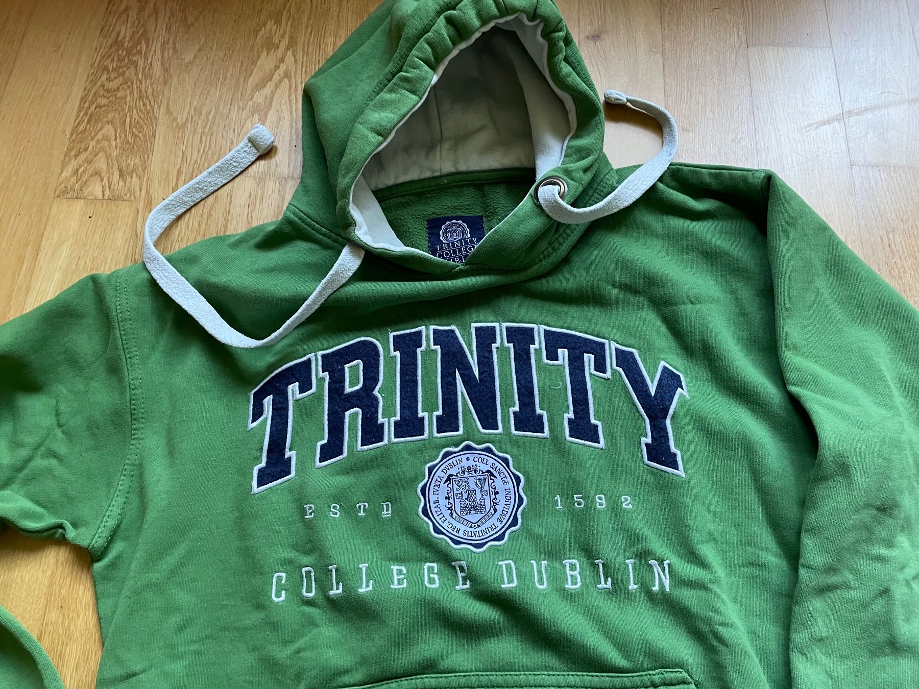 Pullover & Sweatshirts: Dublin Trinity Collège Hoodie grün M – Gebraucht aus Bern von