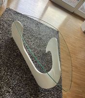 Hochwertiger Design-Couchtisch mit Glasplatte