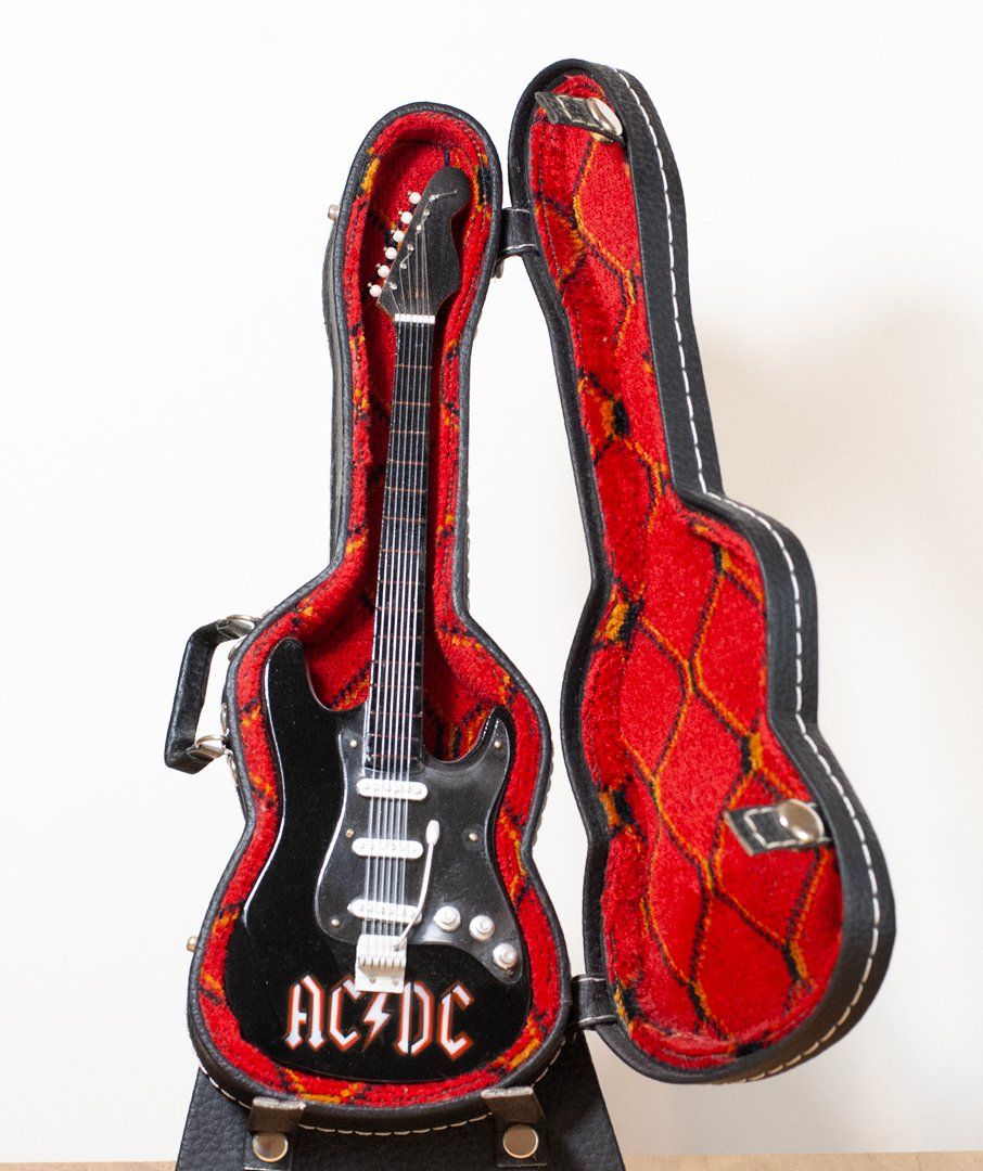 Tutte le decorazioni: Kleine AC/DC Stratocaster Tischdeko – Usato da Zürich venduto da AuctionAlan