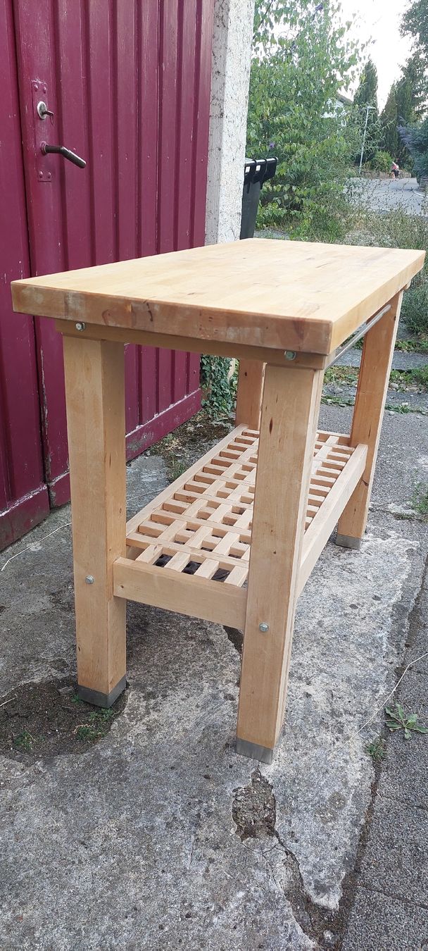 Tables: Kücheninsel mit 3 gratis Barhockern – D'occasion à Dübendorf par Takaka 1