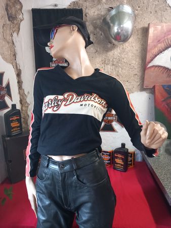 Harley-Davidson Shirt und Cap Lederjeans IXS, Sonnenbrille.